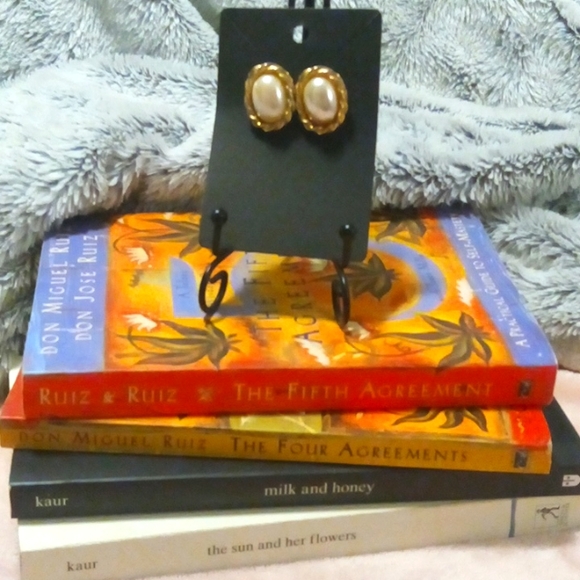 Vintage 80's earrings costume gold pearl studs. - Picture 1 of 3